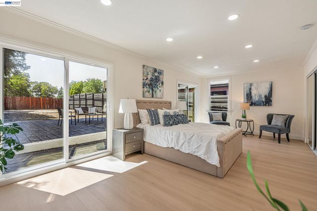 6927 Sunkist Dr, Oakland, CA 94605