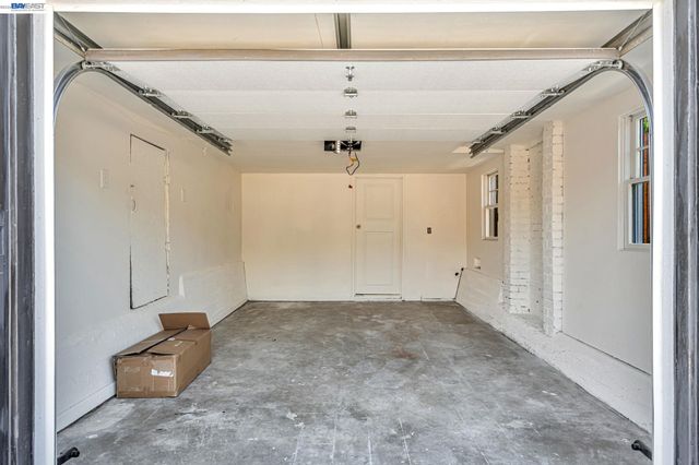 6927 Sunkist Dr, Oakland, CA 94605