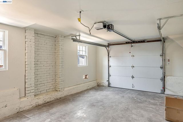 6927 Sunkist Dr, Oakland, CA 94605