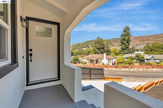 6927 Sunkist Dr, Oakland, CA 94605