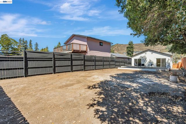 6927 Sunkist Dr, Oakland, CA 94605