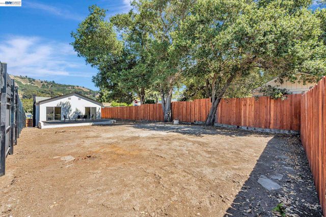 6927 Sunkist Dr, Oakland, CA 94605