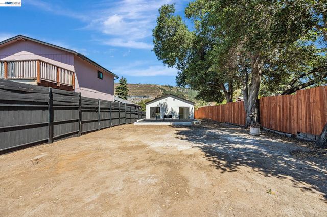 6927 Sunkist Dr, Oakland, CA 94605