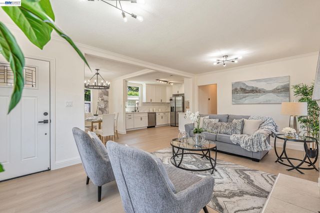 6927 Sunkist Dr, Oakland, CA 94605