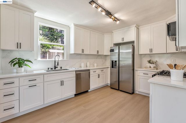 6927 Sunkist Dr, Oakland, CA 94605