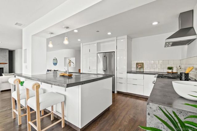 2556 Navarra Drive C, Carlsbad, CA 92009