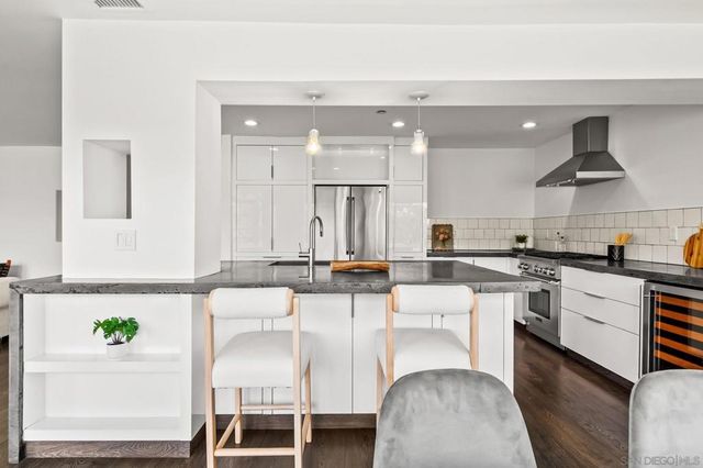 2556 Navarra Drive C, Carlsbad, CA 92009