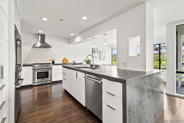2556 Navarra Drive C, Carlsbad, CA 92009