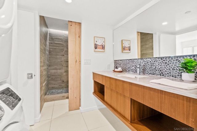 2556 Navarra Drive C, Carlsbad, CA 92009
