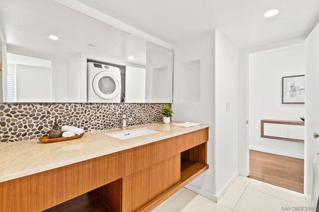 2556 Navarra Drive C, Carlsbad, CA 92009