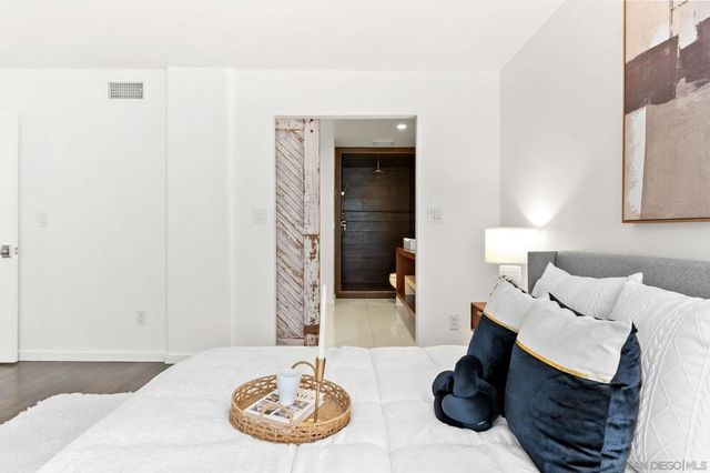 2556 Navarra Drive C, Carlsbad, CA 92009