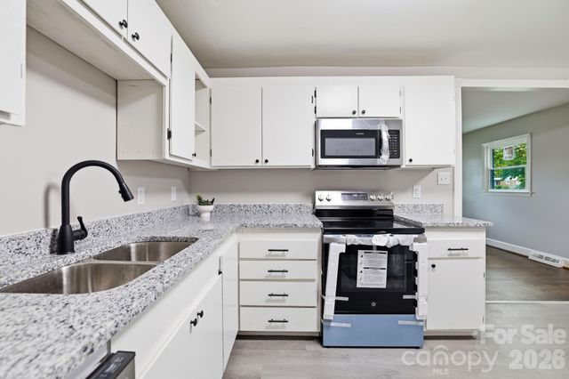 835 Ranch Road, Charlotte, NC 28208