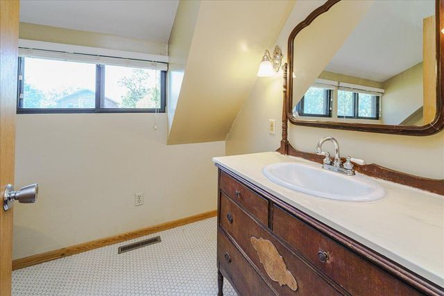 1009 2nd Street E, Hastings, MN 55033