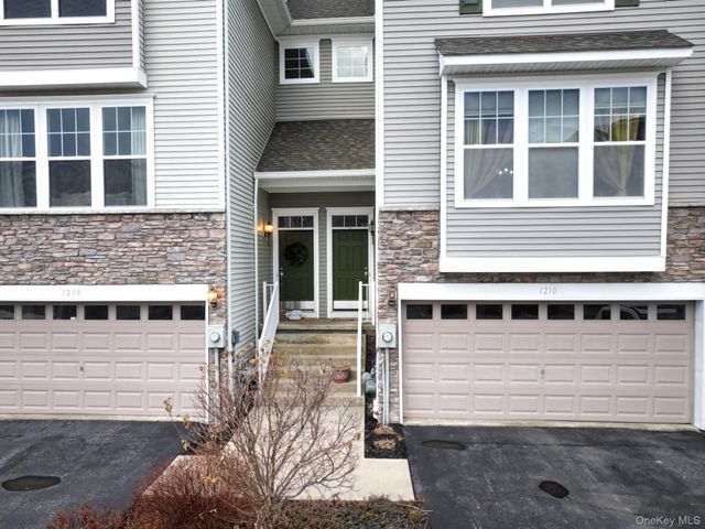 1210 Hawthorn Way, New Windsor, NY 12553