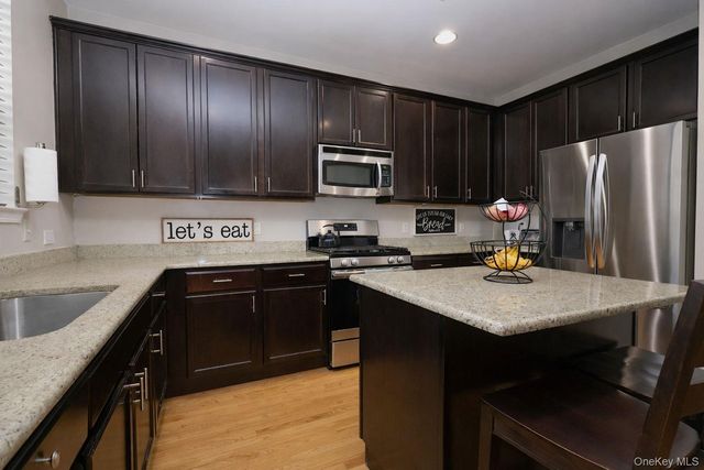 1210 Hawthorn Way, New Windsor, NY 12553