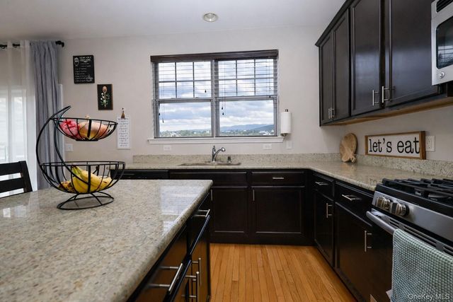 1210 Hawthorn Way, New Windsor, NY 12553