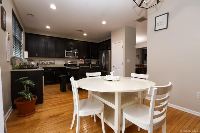 1210 Hawthorn Way, New Windsor, NY 12553