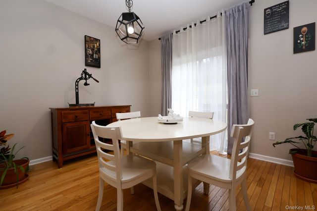 1210 Hawthorn Way, New Windsor, NY 12553