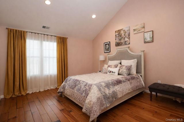 1210 Hawthorn Way, New Windsor, NY 12553