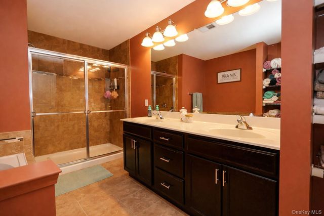 1210 Hawthorn Way, New Windsor, NY 12553