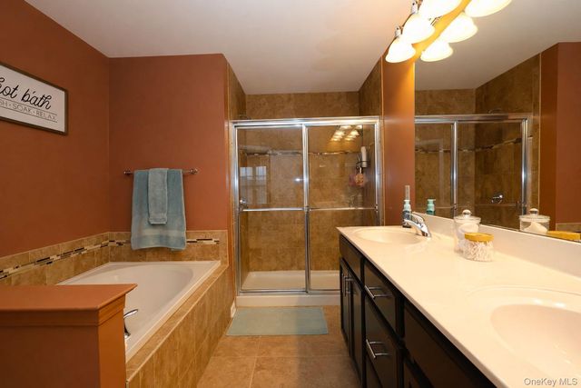 1210 Hawthorn Way, New Windsor, NY 12553