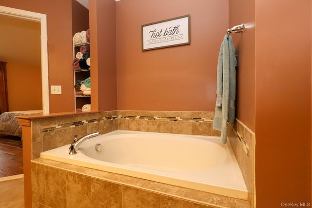 1210 Hawthorn Way, New Windsor, NY 12553