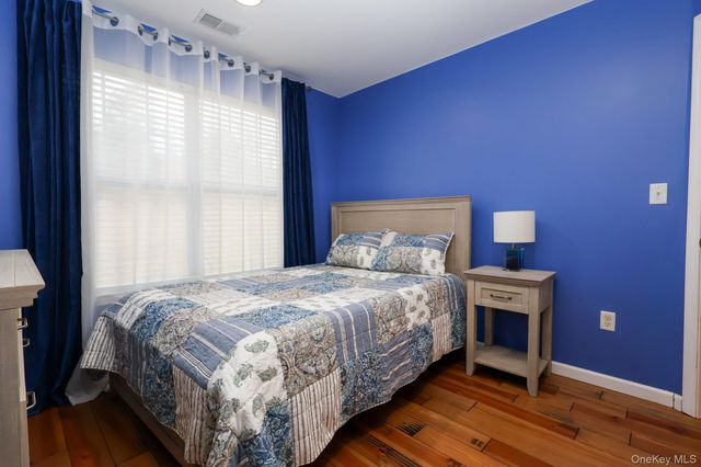 1210 Hawthorn Way, New Windsor, NY 12553