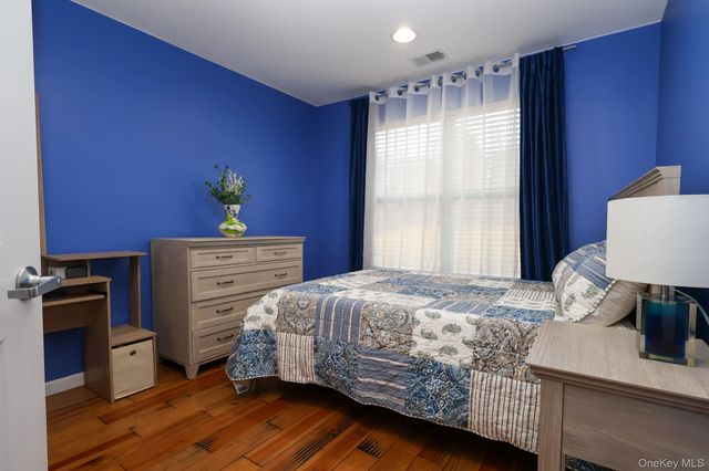 1210 Hawthorn Way, New Windsor, NY 12553