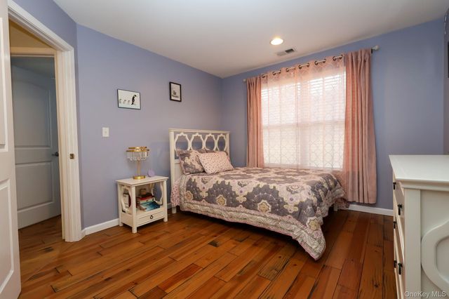 1210 Hawthorn Way, New Windsor, NY 12553