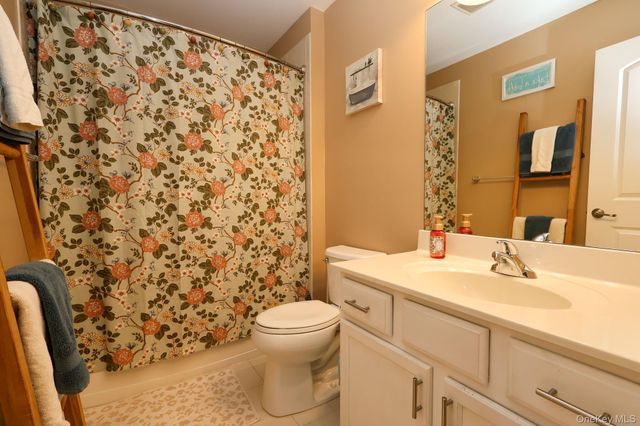 1210 Hawthorn Way, New Windsor, NY 12553