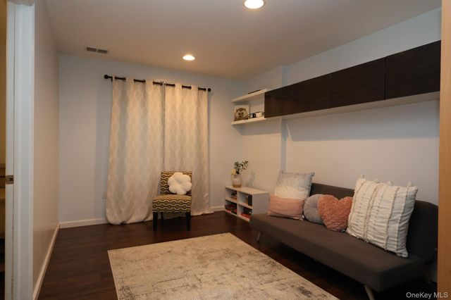 1210 Hawthorn Way, New Windsor, NY 12553