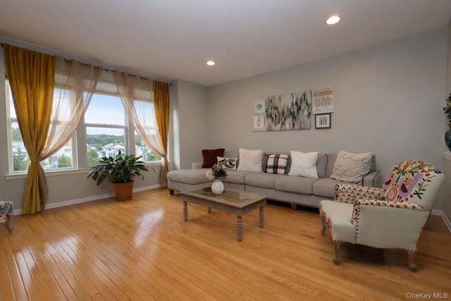 1210 Hawthorn Way, New Windsor, NY 12553