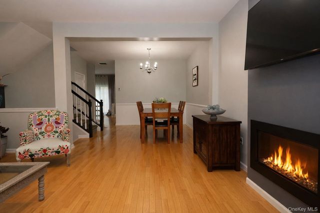 1210 Hawthorn Way, New Windsor, NY 12553