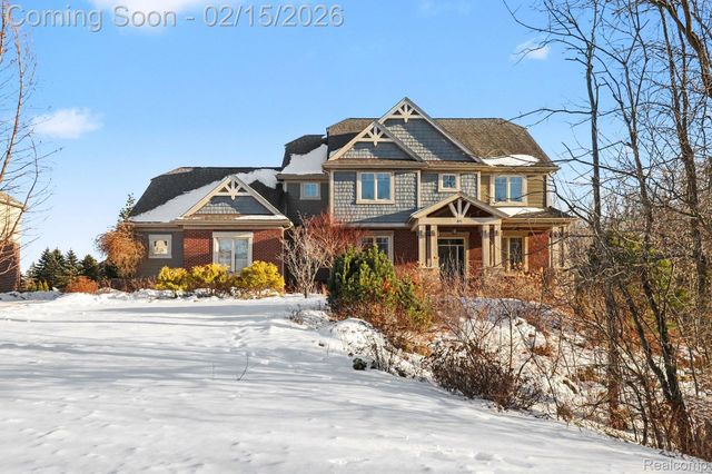 451 Oak Arbor Circle E, Oakland Charter Township, MI 48306