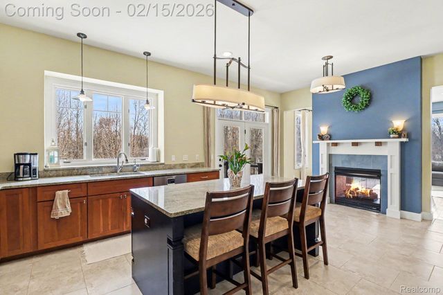 451 Oak Arbor Circle E, Oakland Charter Township, MI 48306