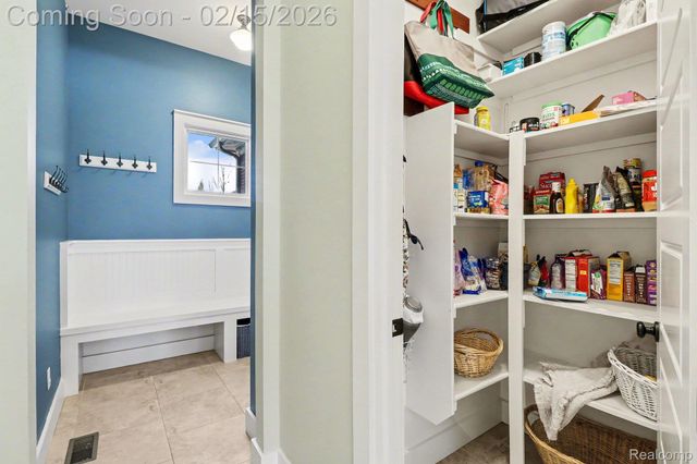 451 Oak Arbor Circle E, Oakland Charter Township, MI 48306