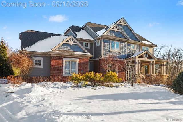 451 Oak Arbor Circle E, Oakland Charter Township, MI 48306