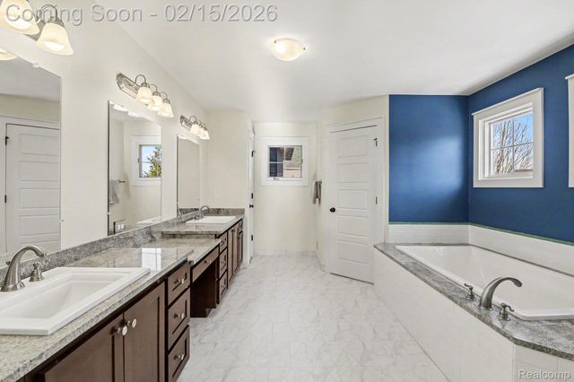 451 Oak Arbor Circle E, Oakland Charter Township, MI 48306