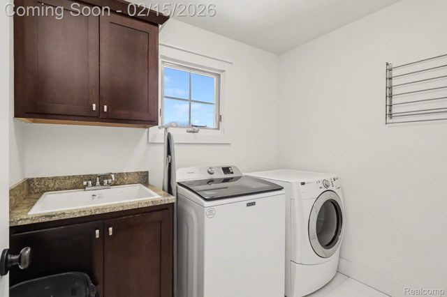 451 Oak Arbor Circle E, Oakland Charter Township, MI 48306