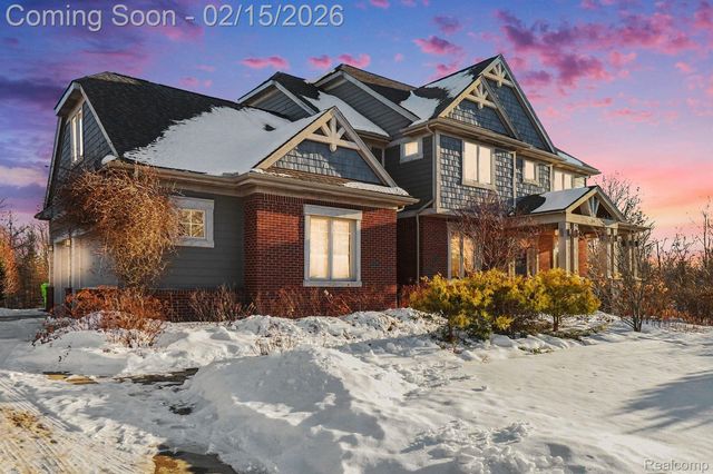 451 Oak Arbor Circle E, Oakland Charter Township, MI 48306