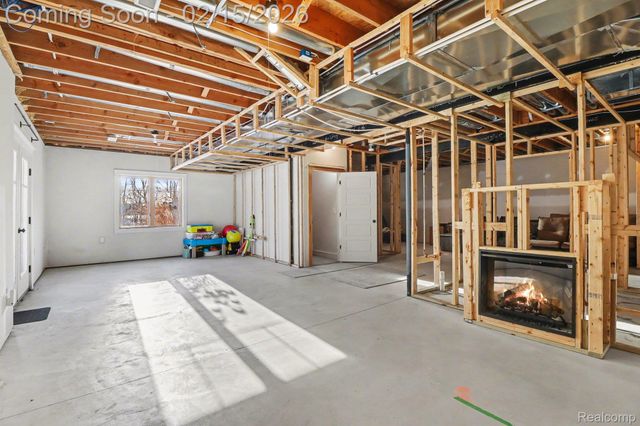 451 Oak Arbor Circle E, Oakland Charter Township, MI 48306