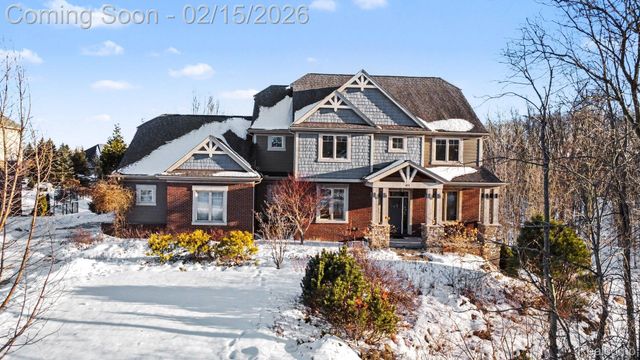 451 Oak Arbor Circle E, Oakland Charter Township, MI 48306