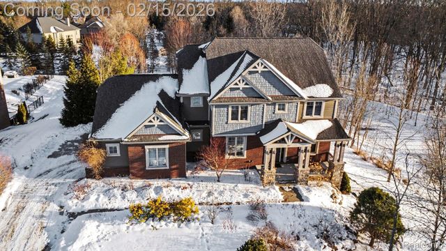 451 Oak Arbor Circle E, Oakland Charter Township, MI 48306