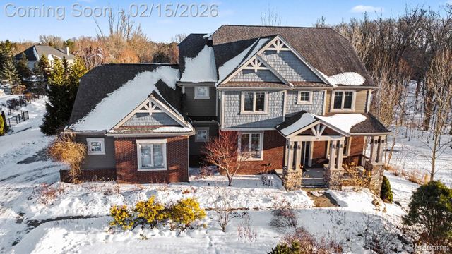 451 Oak Arbor Circle E, Oakland Charter Township, MI 48306