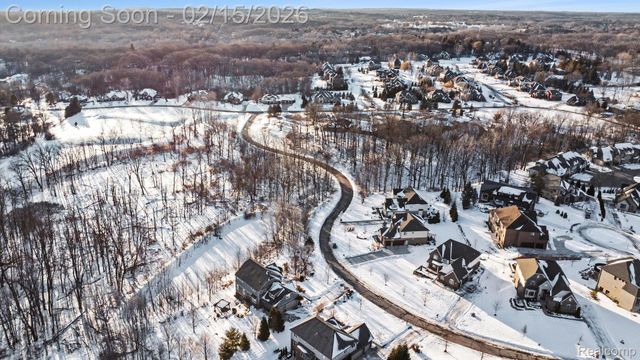 451 Oak Arbor Circle E, Oakland Charter Township, MI 48306