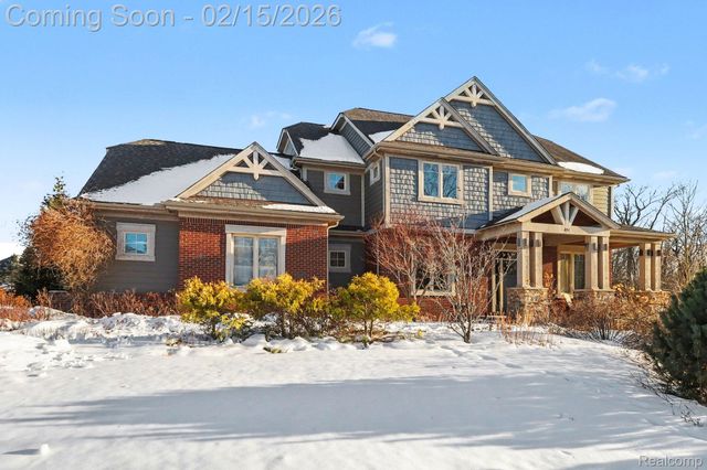 451 Oak Arbor Circle E, Oakland Charter Township, MI 48306