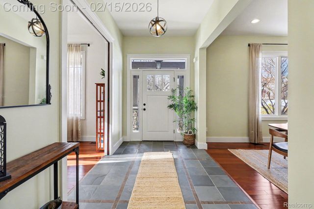 451 Oak Arbor Circle E, Oakland Charter Township, MI 48306