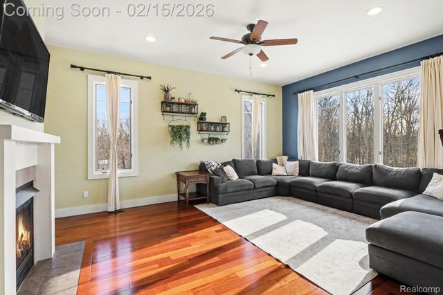 451 Oak Arbor Circle E, Oakland Charter Township, MI 48306