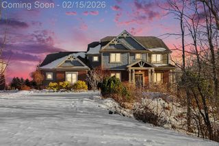 451 Oak Arbor Circle E, Oakland Charter Township, MI 48306