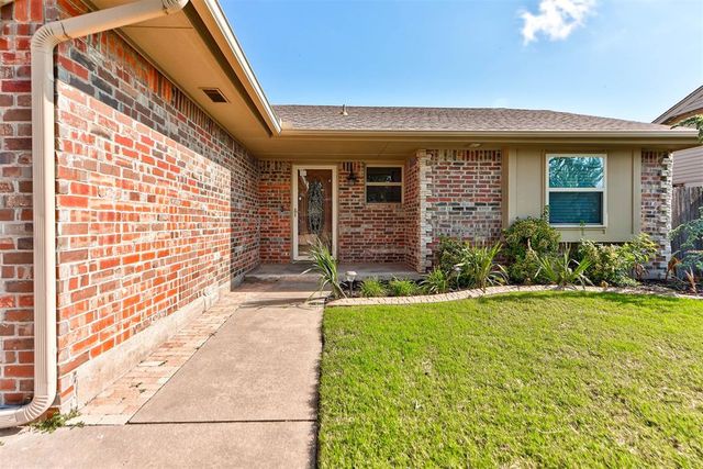 929 SW 11th Street, Moore, OK 73160